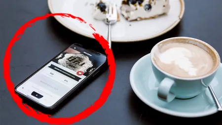 Ce înseamnă dacă îți ții telefonul pe masă, în restaurant sau în baruri? Ce spun experții în psihologie