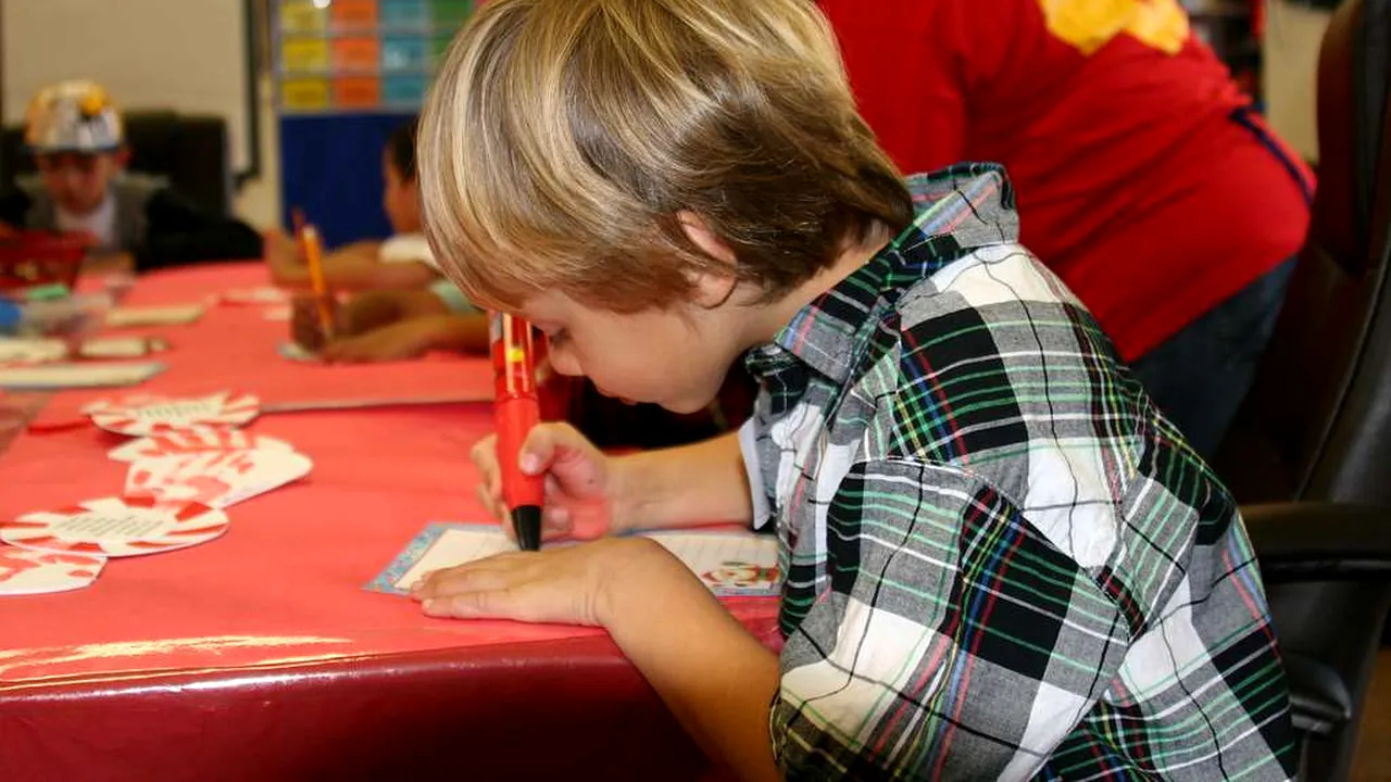 „Aduci cadouri doar la copiii cuminți? Dacă da, cei obraznici ce primesc?”. Cele mai haioase SCRISORI trimise lui Moș Crăciun de copiii din România