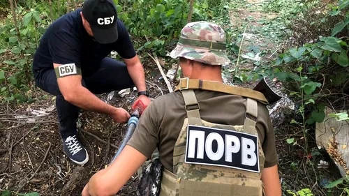 VIDEO | Conductă ilegală de votcă descoperită la granița dintre Ucraina și Moldova