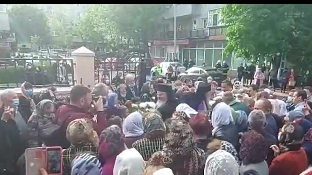 ÎPS Teodosie, invitat să sfințească o biserică din Vaslui. Peste 2.000 de oameni s-au înghesuit să participe la slujbă