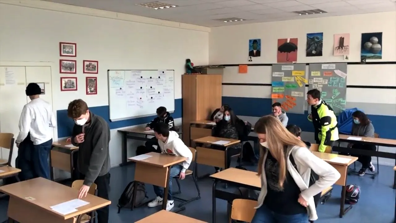 Colegiul Național „I.L. Caragiale” este prima școală din București care trece integral online timp de 10 zile. 11 profesori și 41 elevi, testați pozitiv