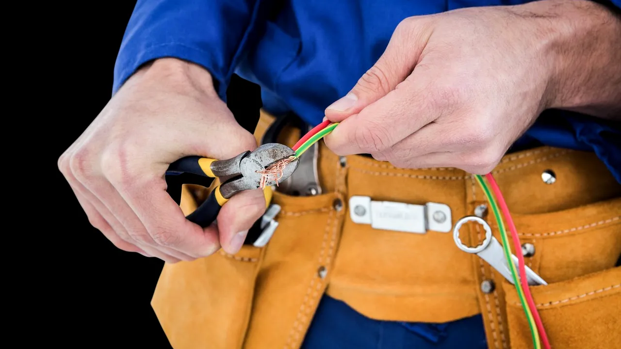 Cât a ajuns să CÂȘTIGE un electrician, acum, în august 2023. Este una din cele mai căutate meserii