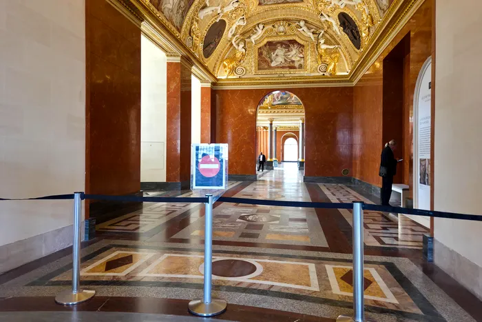 Muzeul Luvru, închis temporar, după jaf Foto: Mediafax