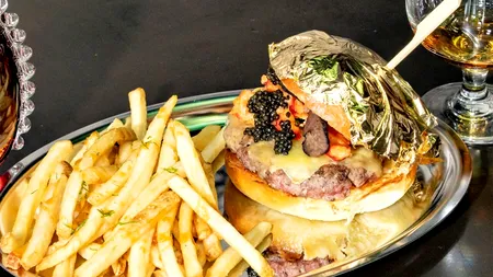 De necrezut cât costă acest BURGER! Mulți români nu câștigă această sumă de bani într-o lună de muncă