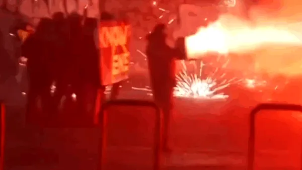 Ciocniri violente între manifestanții anti-Olimpiadă și polițiști, la Milano. Ploaie de petarde și de gaze lacrimogene