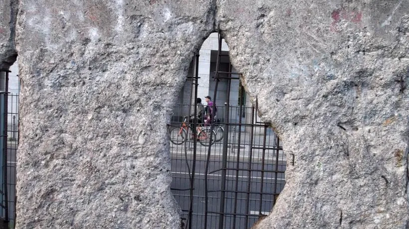 O bucată din Zidul Berlinului se mută în SUA pentru a-i învăța pe tineri să treacă de zidurile vieții