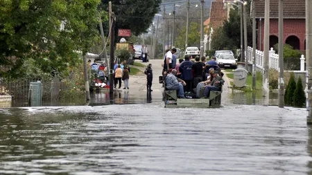 Inundațiile pun în continuare probleme. Trafic OPRIT pe trei drumuri naționale, pe patru se circulă greu