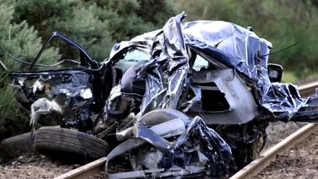 11 persoane au murit, la Iași, după ce mașina în care se aflau a fost lovită de tren. UPDATE