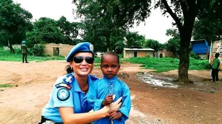 Un copil de 5 ani din Republica Centrafricană a refuzat suma de bani oferită de o femeie-jandarm din România. Jandarmeria: ”Sunt realități crunte”
