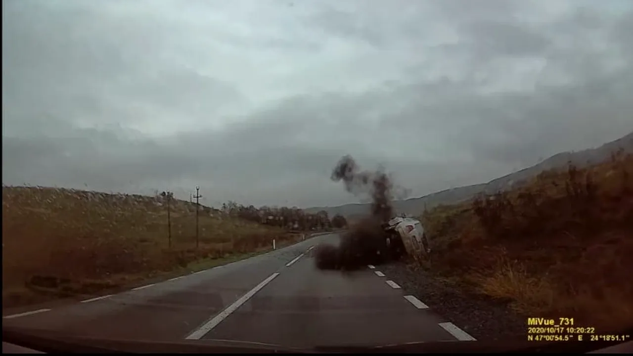 Accident spectaculos în Bistrița-Năsăud, surprins de o cameră de bord. Un șofer s-a răsturnat cu mașina, după o depășire neregulamentară (VIDEO)