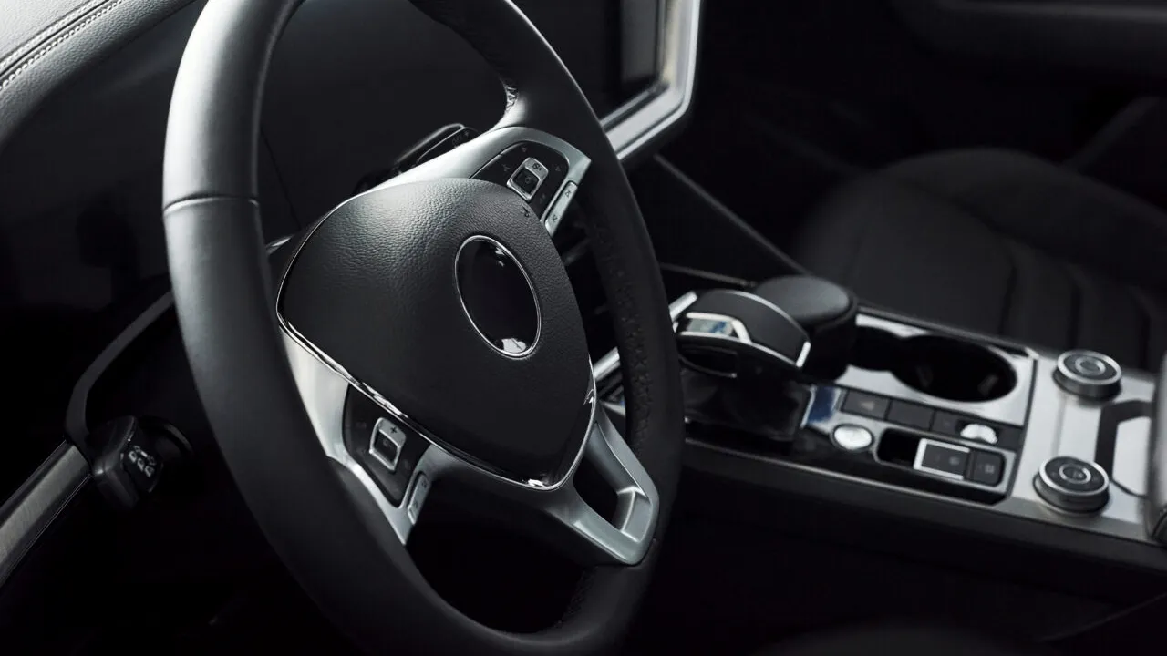 Se mai pot înmatricula în România mașinile cu volan pe dreapta? Cum poți trece fără probleme de RAR