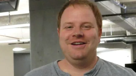 Viața acestui antreprenor bate filmul: trădat de partenerii de afaceri, acum deține o companie de un miliard de dolari
