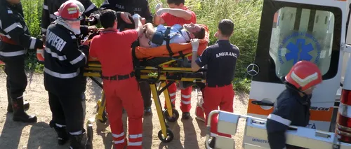 Cinci persoane rănite după ce un tren automotor a lovit un camion cu nisip, în județul Arad