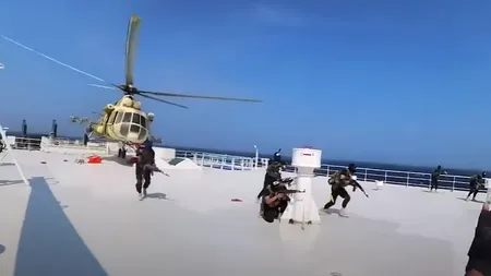 VIDEO. Momentul capturării navei „Galaxy Leader” de rebelii Houthi, la bordul căreia se află şi un român / Pirații au sărit dintr-un elicopter