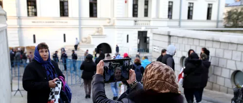 Selfie la racla cu moaștele Sfintei Parascheva. Pelerinajul fotografiilor, la Iași. FOTO