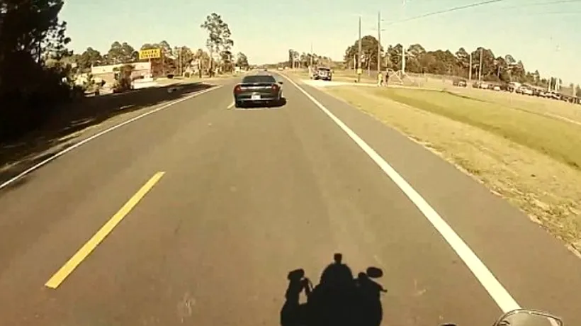 Un motociclist s-a filmat în timp ce a intrat într-o mașină. VIDEO