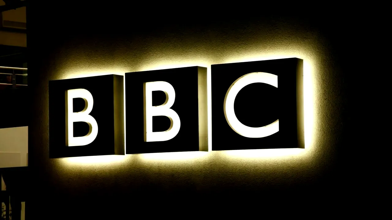 BBC va concedia până la 2.000 de angajați, cea mai mare reducere de personal din ultimii 15 ani