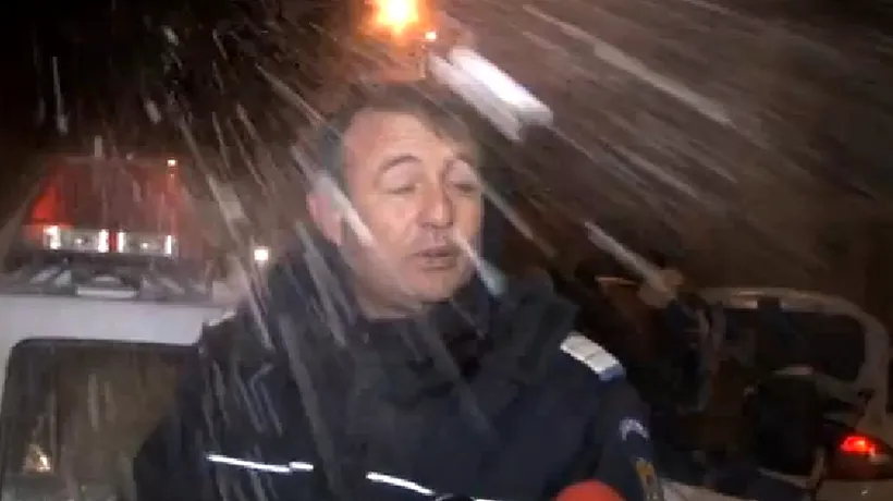 VIDEO: Un jandarm, atacat cu bulgări de zăpadă de mai mulți tineri, la Mamaia