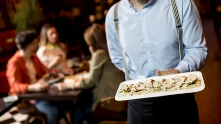 Cât a ajuns să CÂȘTIGE un chelner într-un restaurant din București. Suma e uriașă