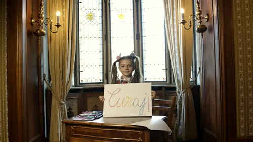 „Ora de caligrafie”, mutată de la Cotroceni, în online. Mesajul unor personalități marcante pentru încurajarea elevilor - VIDEO