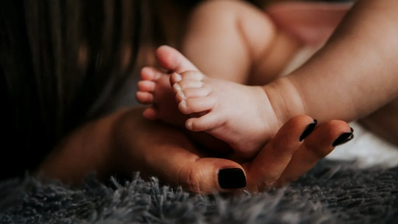 Poliția din Galați anchetează cazul unui bebeluș de 5 luni, ajuns la spital cu capul spart. Mama e plecată din țară și se afla în grija unei rude
