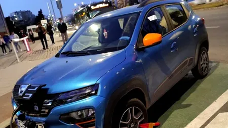Se întâmplă în România! O mașină electrică a fost BLOCATĂ de caracatiță chiar în timp ce era la încărcat