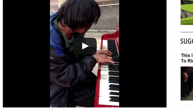 Un om al străzii îi impresionează pe trecători cântând la un pian amplasat în aer liber