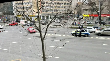 FOTO. Un polițist de circulație a fost luat pe CAPOTĂ în mjlocul Bucureștilor în plină zi