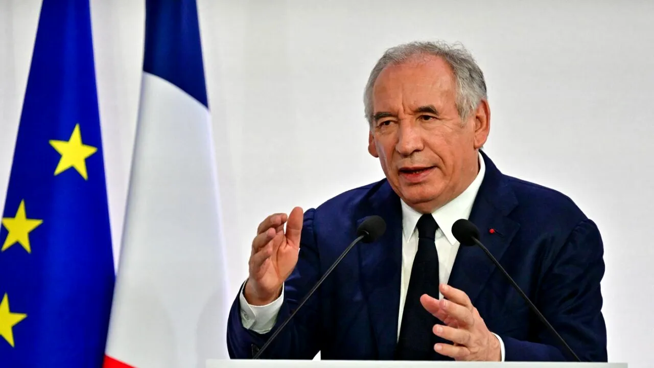 Franța se confruntă cu „un moment îngrijorător” din cauza deficitului BUGETAR/ Partidele de opoziție votează împotriva Guvernului Bayrou