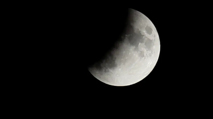 ECLIPSĂ parțială de Lună, în această noapte / Fenomenul va fi vizibil și din România
