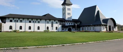 Cea mai reușită dintre construcțiile religioase moderne din Europa se află în România. Cum arată în interior această biserică