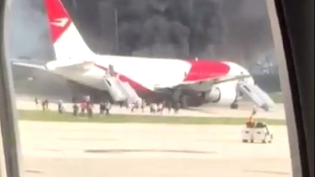 Un avion de pasageri A LUAT FOC pe un aeroport din SUA