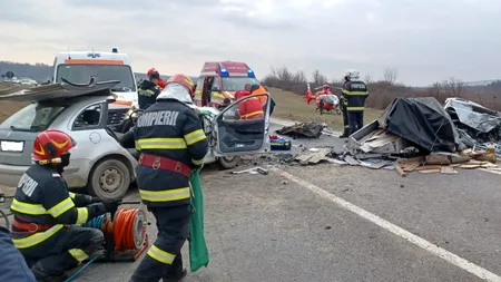 GALERIE FOTO | Accident CUMPLIT în Vaslui: O persoană a murit și alte cinci au fost rănite / La fața locului a fost trimis elicopterul SMURD