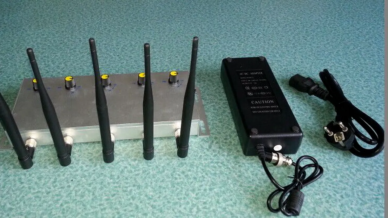 Mai ceva ca-n filmele cu James Bond: dispozitiv de bruiaj descoperit într-o sală de examen de la Facultatea dee Medicină Veterinară!