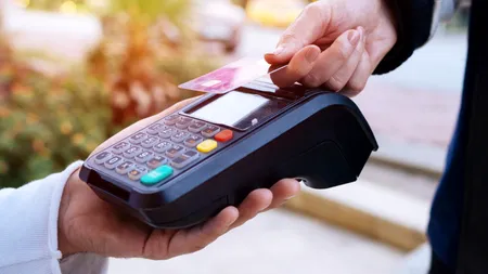 Controversă în Elveția pe renunțarea la plata cu numerar. Clienții cer revenirea la plata cash