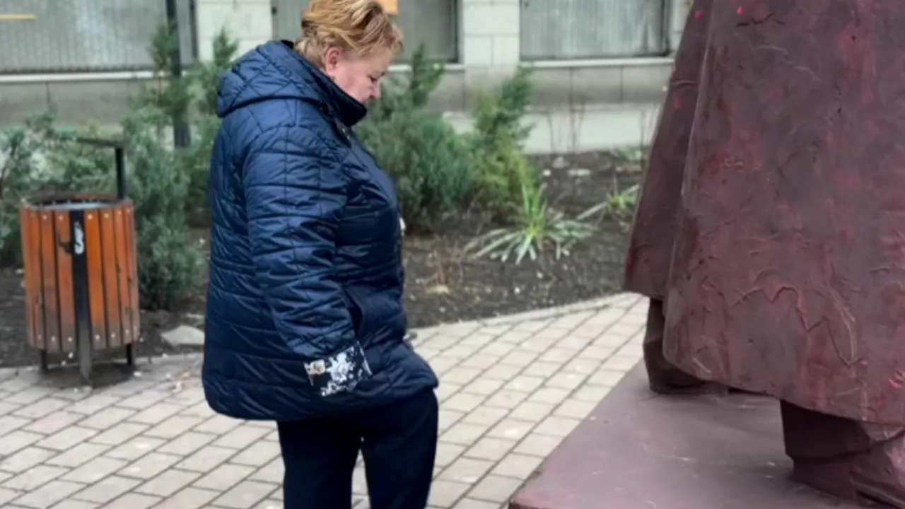 ANCHETĂ a poliţiştilor, după ce o femeie a lovit cu piciorul o statuie amplasată în centrul Iaşiului. Ce a deranjat-o