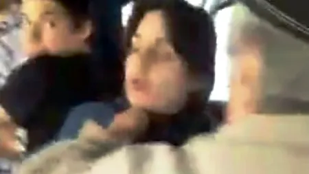 O femeie și-a aprins țigara electronică în troleibuz. Doi pensionari i-au aplicat pedeapsa pe loc fără ca nimeni să intervină