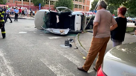 Trei persoane au fost rănite, între care doi copii, după ce mașina în care se aflau s-a răsturnat într-o intersecție din sectorul 5 (FOTO)