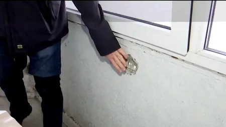 Mai mulți craioveni au rămas cu locuințele găurite, după ce firma care trebuia să le reabiliteze blocul a abandonat lucrările. Șeful de șantier dă vina pe războiul din Ucraina pentru lipsa materialelor