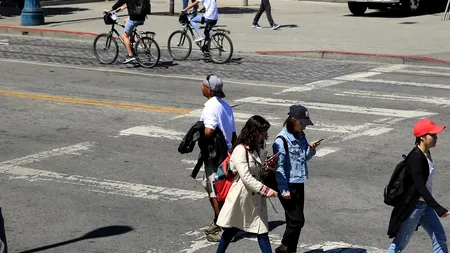 Modificări în Codul rutier. Ce interdicție au pietonii care traversează strada și o nouă limită de viteză pentru bicicliști!