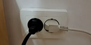 Electrocasnicele CONSUMĂ curent chiar și închise, când sunt lăsate în priză. Cum s-ar putea reduce factura anuală