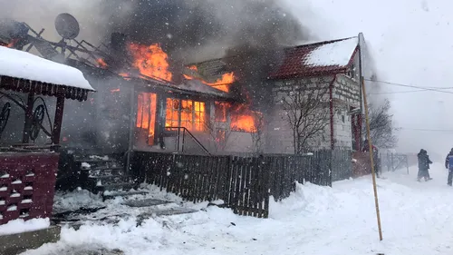 Incendiu de proporții în Covasna. Opt case lipite între ele, distruse de flăcări. Imagini de la fața locului