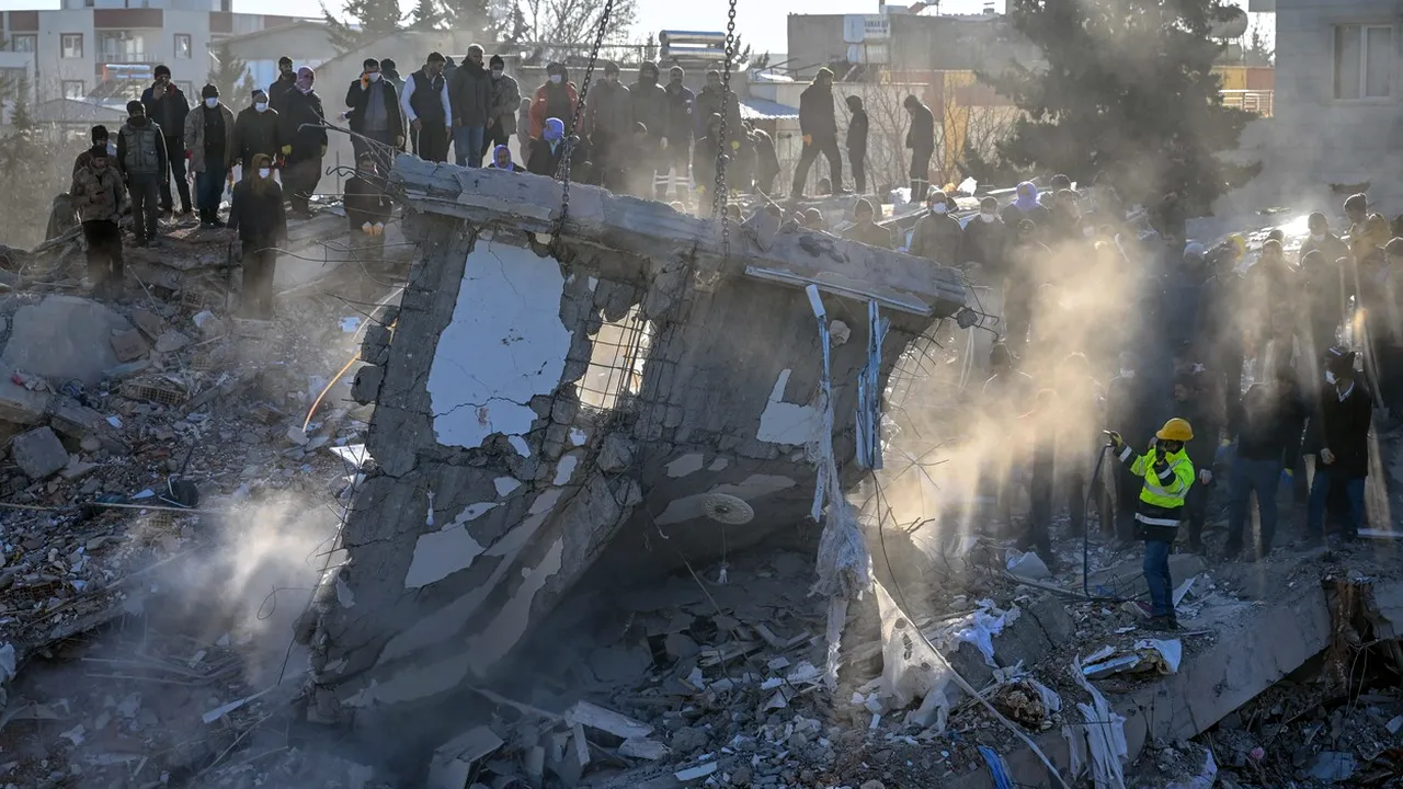 Furie și lacrimi în Turcia după cutremurele care au devastat țara. Clădirile „prost construite”, catalogate drept „acte criminale”. Erdogan recunoaște unele „deficiențe”