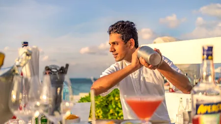 Plajele private duc lipsă de angajați chiar dacă sezonul a început deja. Ca să atragă tinerii din alte județe, antreprenorii le oferă cazare GRATUITĂ