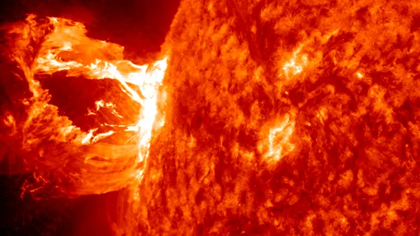 Astronomii anunță „explozii solare canibale” care vor lovi Pământul în weekend. Fenomenele pot bruia rețelele electrice