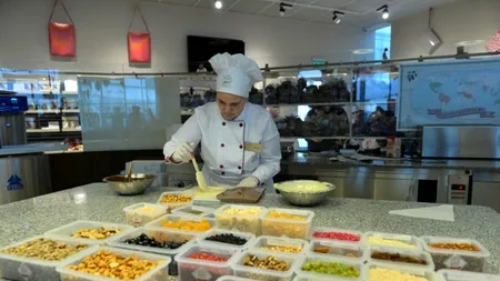 Cum poți deveni ucenic ciocolatier într-o oră după un seminar ținut în incinta fabricii Heidi