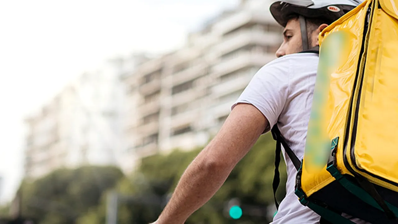 Cât CÂȘTIGĂ un livrator de mâncare, în București. Veniturile depășesc uneori salariul unui profesor