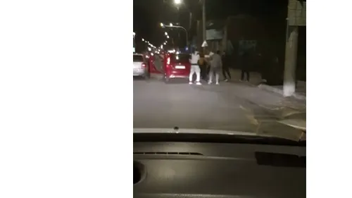 VIDEO | Tamponare în trafic, încheiată cu 18 amenzi, după ce șoferii și pasagerii s-au luat la ceartă. Unul dintre conducătorii auto era drogat