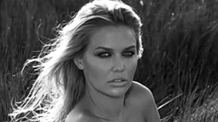 Ce a făcut modelul Lara Bingle de Ziua Nudismului: FOTO