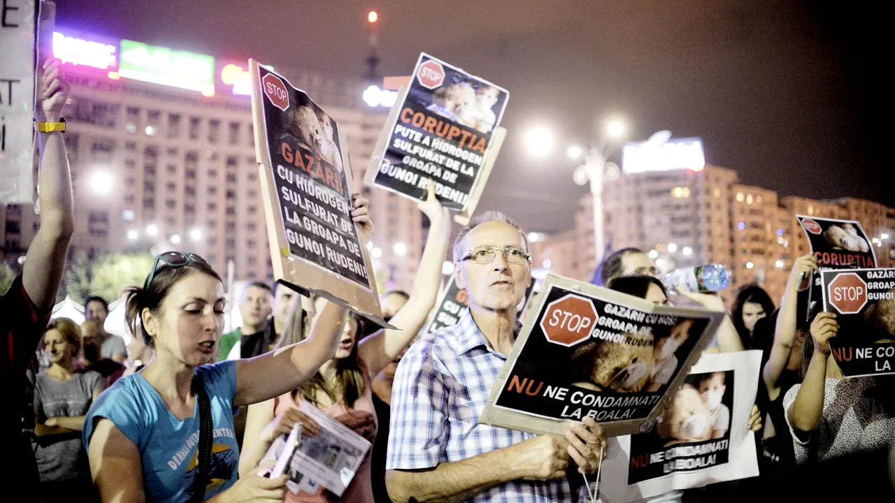 Nou protest în Piața Victoriei. Sute de români, în stradă. 